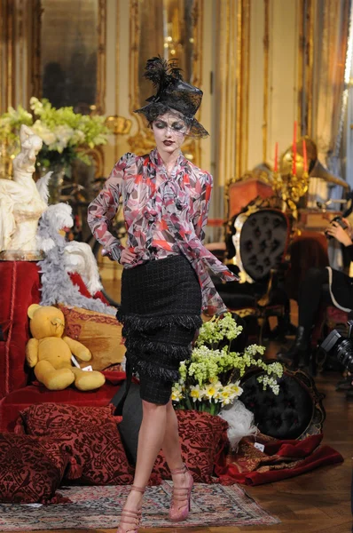 PARIS, FRANCE - MARCH 06: A model walks the runway at the John Galliano fashion show during Paris Fashion Week on March 6, 2011 in Paris, France. — Stock Photo, Image