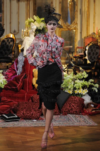Paříž, Francie - Březen 06: model chodí dráha v john galliano módní přehlídce během týden módy v Paříži 6. března 2011 v Paříži, Francie. — Stock fotografie