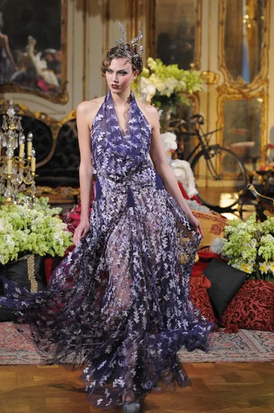 파리, 프랑스-3 월 6: 모델 2011 년 3 월 6 일 프랑스 파리에서 존 갈리아 노 패션 쇼 파리 패션 위 크 기간 동안 활주로 걸어. — 스톡 사진