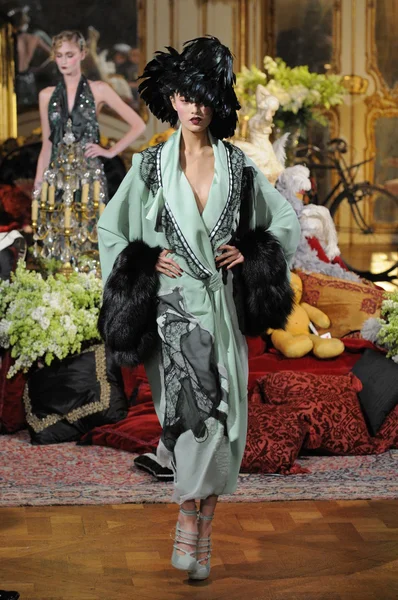 PARIGI, FRANCIA - MARZO 06: Una modella cammina sulla passerella alla sfilata di moda John Galliano durante la settimana della moda di Parigi il 6 marzo 2011 a Parigi, Francia . — Foto Stock