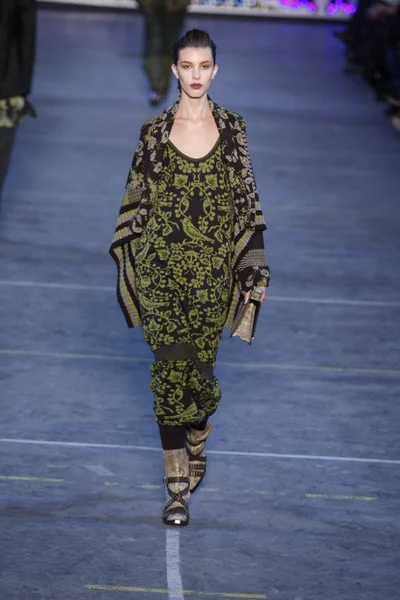 PARIS, FRANCE - MARCH 06: A model walks the runway at the Kenzo fashion show during Paris Fashion Week on March 6, 2011 in Paris, France. — Stock Photo, Image