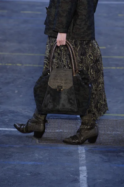 ПАРИЖ, ФРАНЦИЯ - 6 МАРТА: Модель ходит по подиуму на показе мод Kenzo во время Недели моды в Париже 6 марта 2011 года в Париже, Франция . — стоковое фото