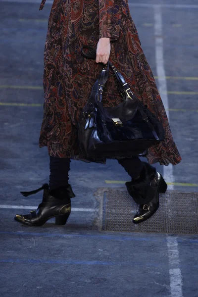 PARIS, FRANÇA - MARÇO 06: Um modelo caminha na passarela do desfile de moda Kenzo durante a Paris Fashion Week em 6 de março de 2011 em Paris, França . — Fotografia de Stock