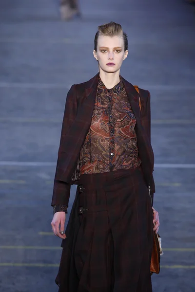 PARIS, FRANCE - MARCH 06: A model walks the runway at the Kenzo fashion show during Paris Fashion Week on March 6, 2011 in Paris, France. — Stock Photo, Image