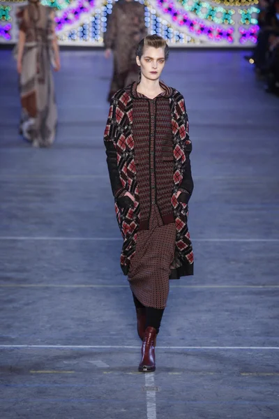 PARIS, FRANCE - MARCH 06: A model walks the runway at the Kenzo fashion show during Paris Fashion Week on March 6, 2011 in Paris, France. — Stock Photo, Image