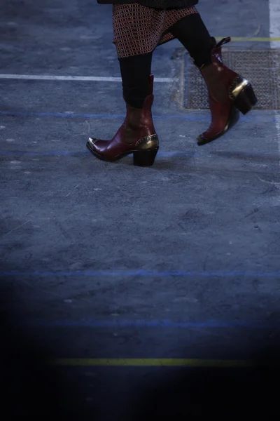 Paříž, Francie - Březen 06: model procházky dráhy na módní přehlídce kenzo během týden módy v Paříži 6. března 2011 v Paříži, Francie. — 图库照片