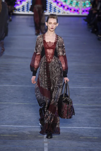 PARIS, FRANCE - MARCH 06: A model walks the runway at the Kenzo fashion show during Paris Fashion Week on March 6, 2011 in Paris, France. — Stock Photo, Image