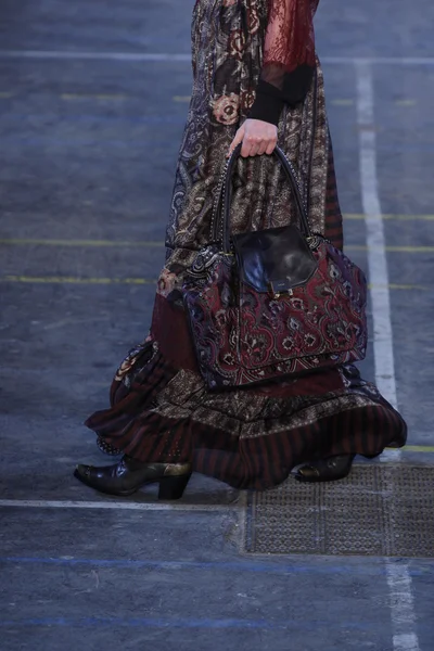 ПАРИЖ, ФРАНЦИЯ - 6 МАРТА: Модель ходит по подиуму на показе мод Kenzo во время Недели моды в Париже 6 марта 2011 года в Париже, Франция . — стоковое фото