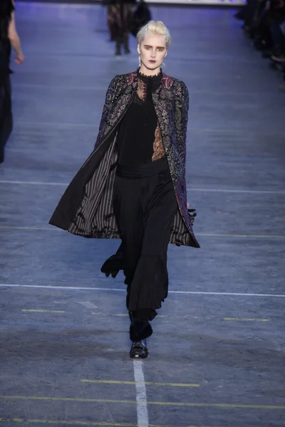 파리, 프랑스-3 월 6: 모델 2011 년 3 월 6 일 프랑스 파리에서에 겐조 패션 쇼 파리 패션 위 크 기간 동안 활주로 걸어. — 스톡 사진