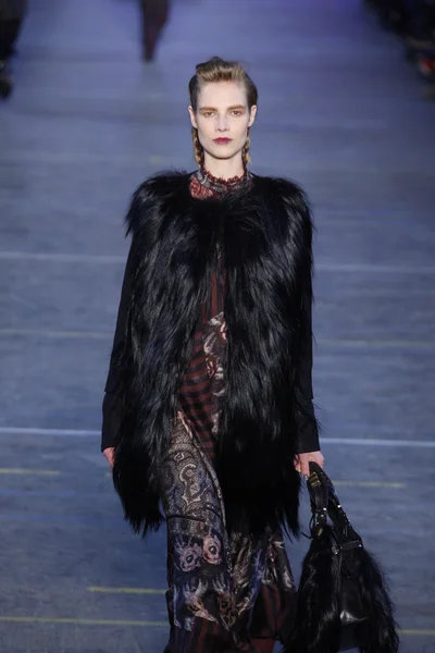 PARIS, FRANCE - MARCH 06: A model walks the runway at the Kenzo fashion show during Paris Fashion Week on March 6, 2011 in Paris, France. — Stock Photo, Image