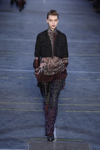 PARIS, FRANCE - MARCH 06: A model walks the runway at the Kenzo fashion show during Paris Fashion Week on March 6, 2011 in Paris, France. — Stock Photo, Image