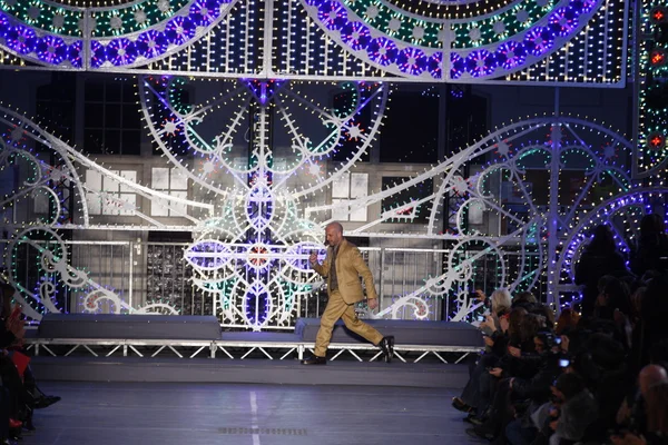 Paris, france - märz 06: ein model läuft auf dem laufsteg der kenzo-modenschau während der Pariser modewoche am 6. märz 2011 in paris, france. — Stockfoto