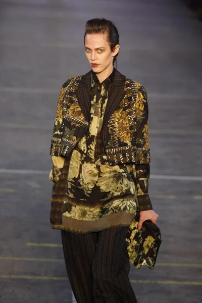 PARIS, FRANÇA - MARÇO 06: Um modelo caminha na passarela do desfile de moda Kenzo durante a Paris Fashion Week em 6 de março de 2011 em Paris, França . — Fotografia de Stock