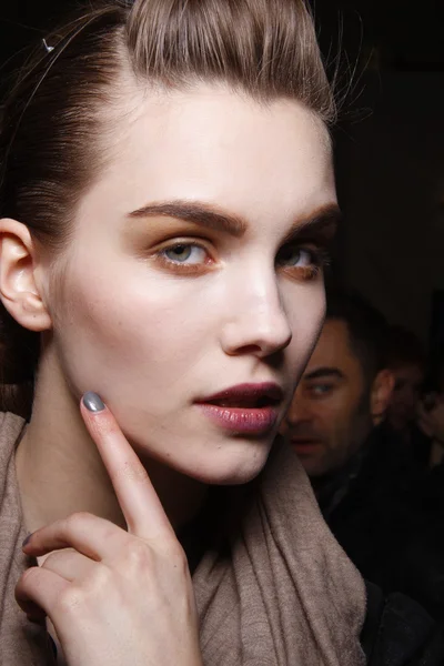 PARIS, FRANÇA - MARÇO 06: Um modelo se prepara nos bastidores do desfile de moda Kenzo durante a Paris Fashion Week em 6 de março de 2011 em Paris, França . — Fotografia de Stock