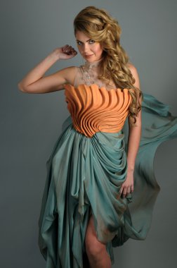 havada yüzer couture tasarımcı elbise giyen bir modeldir