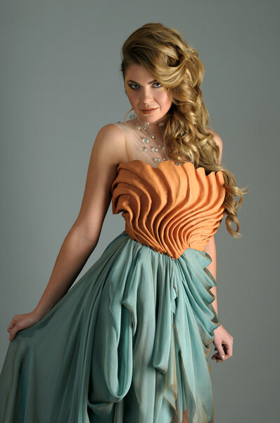 Портрет красивой женщины модели на светло-голубом фоне
