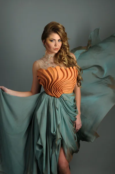 Modelo de moda con vestido de diseñador de alta costura flotando en el aire —  Fotos de Stock