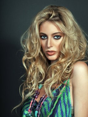 güzel sarışın kız dağınık saçlı seksi poz ile