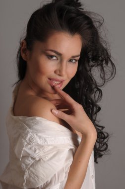 Seksi Asyalı esmer izole gri studio arka plan olarak portresi