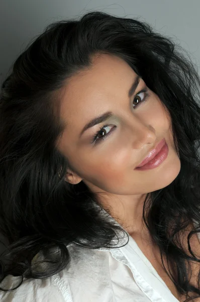 Portret van sexy Aziatische brunette bij geïsoleerde grijs studio achtergrond — Stockfoto