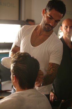 New York-11 Eylül: Model sahne arkasında sarışınlar koleksiyonu bahar için hazır alır / 2013 yaz