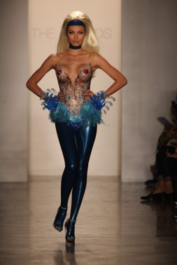 New York-11 Eylül: Bahar için sarışınlar koleksiyon pist Model yürür / 2013 yaz