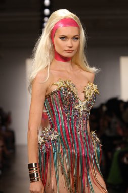 New York-11 Eylül: Bahar için sarışınlar koleksiyon pist Model yürür / 2013 yaz