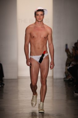 New York-11 Eylül: Bahar için sarışınlar koleksiyon pist Model yürür / 2013 yaz