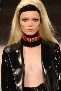 New York-11 Eylül: Bahar için sarışınlar koleksiyon pist Model yürür / 2013 yaz