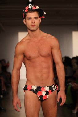 New York-11 Eylül: Bahar için sarışınlar koleksiyon pist Model yürür / 2013 yaz