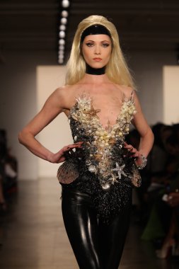 New York-11 Eylül: Philippe ve David sarışın yürür pist sarışınlar koleksiyonu bahar için / 2013 yaz