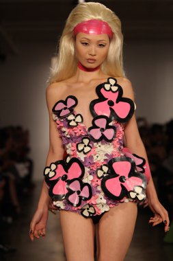 New York-11 Eylül: Philippe ve David sarışın yürür pist sarışınlar koleksiyonu bahar için / 2013 yaz