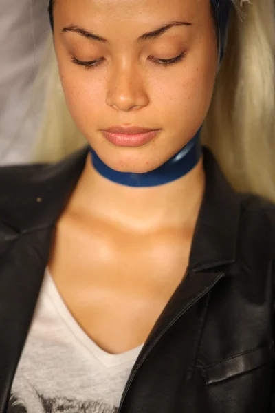 NEW YORK- SEPTEMBER 11: Model gets ready backstage at the Blonds Collection for Spring/ Summer 2013 — Stock Photo, Image