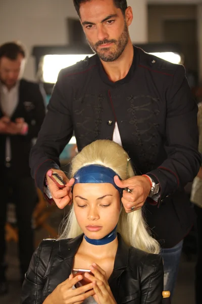NEW YORK - 11 SEPTEMBRE : Model se prépare en coulisses à la collection Blonds pour le printemps / été 2013 — Photo