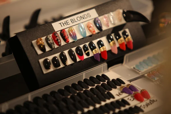 NEW YORK- SEPTEMBER 11: Creative nails ready backstage at the Blonds Collection for Spring/ Summer 2013 — Stock Photo, Image