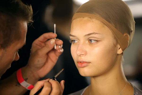 NEW YORK- SEPTEMBER 11: Model gets ready backstage at the Blonds Collection for Spring/ Summer 2013 — Stock Photo, Image