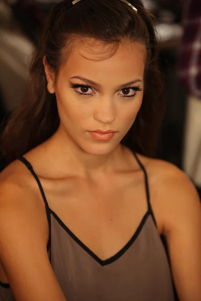 NEW YORK - 11 SEPTEMBRE : Model se prépare en coulisses à la collection Blonds pour le printemps / été 2013 — Photo