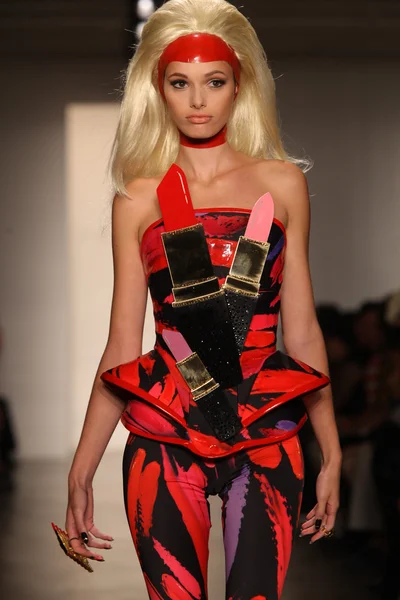 NEW YORK- SEPTEMBER 11: Model walks runway at the Blonds Collection for Spring/ Summer 2013 — Stock Photo, Image