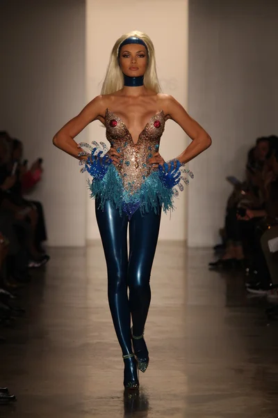 NEW YORK- SEPTEMBER 11: Model walks runway at the Blonds Collection for Spring/ Summer 2013 — Stock Photo, Image