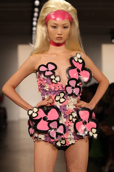 NEW YORK- SEPTEMBER 11: Model berjalan di landasan pacu di Blonds Collection for Spring / Summer 2013 — Stok Foto