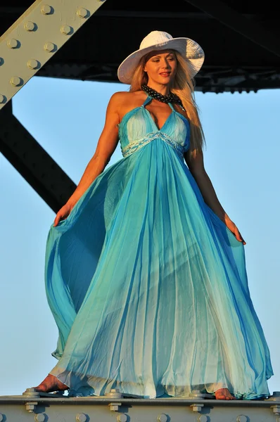 Beyaz şapka ve sıcak yaz zaman köprü altında poz blue resort elbise moda model — Stok fotoğraf