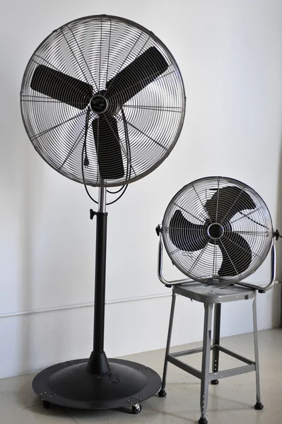 Vintage ventilatoren geïsoleerd op witte achtergrond — Stockfoto