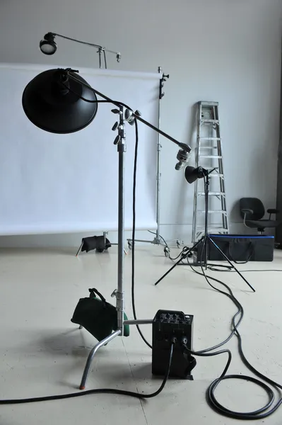 Estudio fotográfico vacío con equipo de iluminación — Foto de Stock