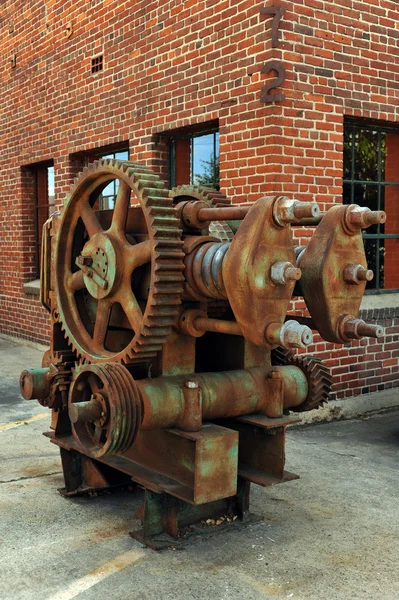 Vecchio motore arrugginito all'esterno dell'edificio — Foto Stock