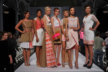 Los Angeles - 18 Ekim: Fashion Show için pist final yürüyüş sırasında stil moda haftası Vibiana, 214 S. Main Street üzerinde 18 Ekim 2012 yılında Los Ageles, Ca modelleri