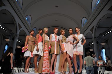 Los Angeles - 18 Ekim: Fashion Show için pist final yürüyüş sırasında stil moda haftası Vibiana, 214 S. Main Street üzerinde 18 Ekim 2012 yılında Los Ageles, Ca modelleri