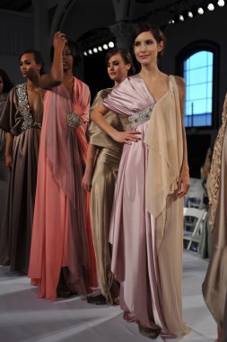 Los Angeles - 18 Ekim: Fashion Show için pist final yürüyüş sırasında stil moda haftası Vibiana, 214 S. Main Street üzerinde 18 Ekim 2012 yılında Los Ageles, Ca modelleri