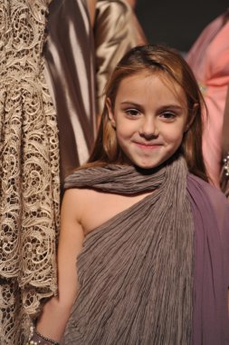 Los angeles - 18 Ekim: teen modeli, vibiana, 214 s. ana cadde üzerinde 18 Ekim 2012 yılında los ageles, pistin final defile tarzı moda haftası için yürüyüş ca