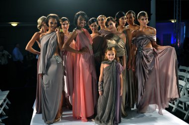 Los Angeles - 18 Ekim: Fashion Show için pist final yürüyüş sırasında stil moda haftası Vibiana, 214 S. Main Street üzerinde 18 Ekim 2012 yılında Los Ageles, Ca modelleri