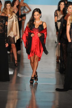 Los angeles - 16 Ekim: model yürür pist de tüm aboard - söylenmemiş iç çamaşırı moda gösterisi için los angeles moda haftası 16 Ekim 2012 ilkbahar yaz 2013 los ageles, ca